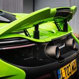 McLaren 675 LT - der Heckspoiler fährt beim Anbremsen steil nach oben auf