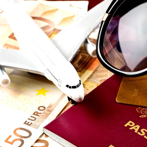 Bargeld oder EC-Karte? Mit diesen einfachen Tipps macht das Bezahlen im Urlaub zum Kinderspiel. 