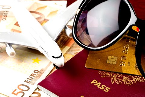 Bargeld oder EC-Karte? Mit diesen einfachen Tipps macht das Bezahlen im Urlaub zum Kinderspiel. 