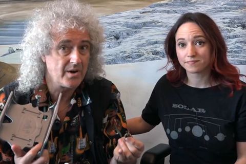 Queen-Gitarrist Brian May mit Amy Shira Teitel aus dem New-Horizons-Team