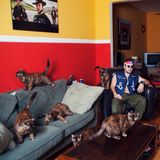 "Chill mal, Digger!" Das Tier versucht sichtlich unbeholfen aber redlich bemüht, der Anweisung seines Herrchens Folge zu leisten.