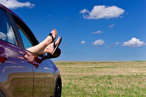 Einfach mal die Füße aus dem Autofenster halten, wenn es zu warm wird.