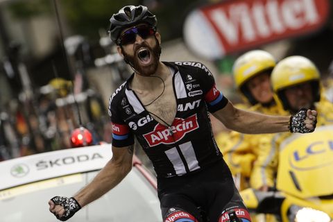 Simon Geschke überfährt jubelnd die Ziellinie der 17. Etappe der Tour de France