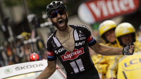 Simon Geschke überfährt jubelnd die Ziellinie der 17. Etappe der Tour de France