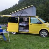 Zwei Campingstühle und ein Campingtisch sind inklusive.