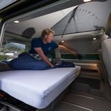 Die Fenster lassen sich ganz einfach per Rollos verdunkeln.