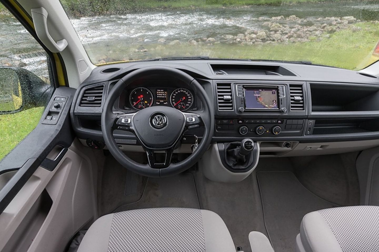 Das Cockpit des VW California Beach.