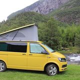 Das Hubdach sorgt für eine Stehhöhe von über zwei Metern oder zwei weitere Schlafplätze.