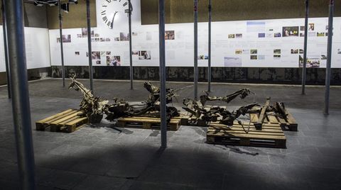 In einer Ausstellung sind die Überreste eines Autos zu sehen, das Breivik für einen Anschlag benutzte