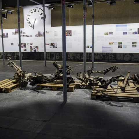 In einer Ausstellung sind die Überreste eines Autos zu sehen, das Breivik für einen Anschlag benutzte