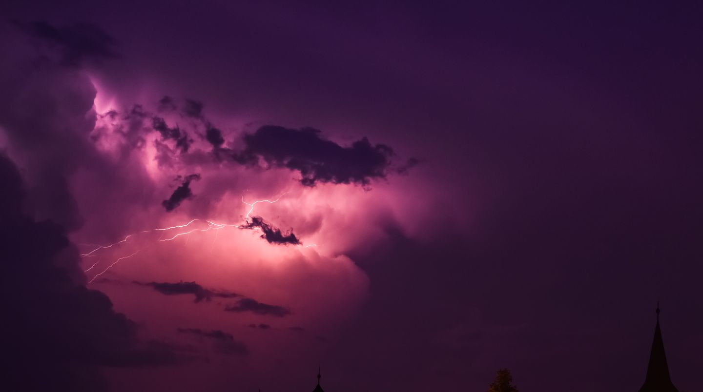 Dramatisch gefärbte Gewitterwolke
