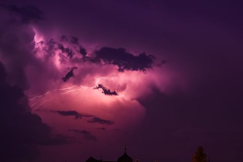 Dramatisch gefärbte Gewitterwolke