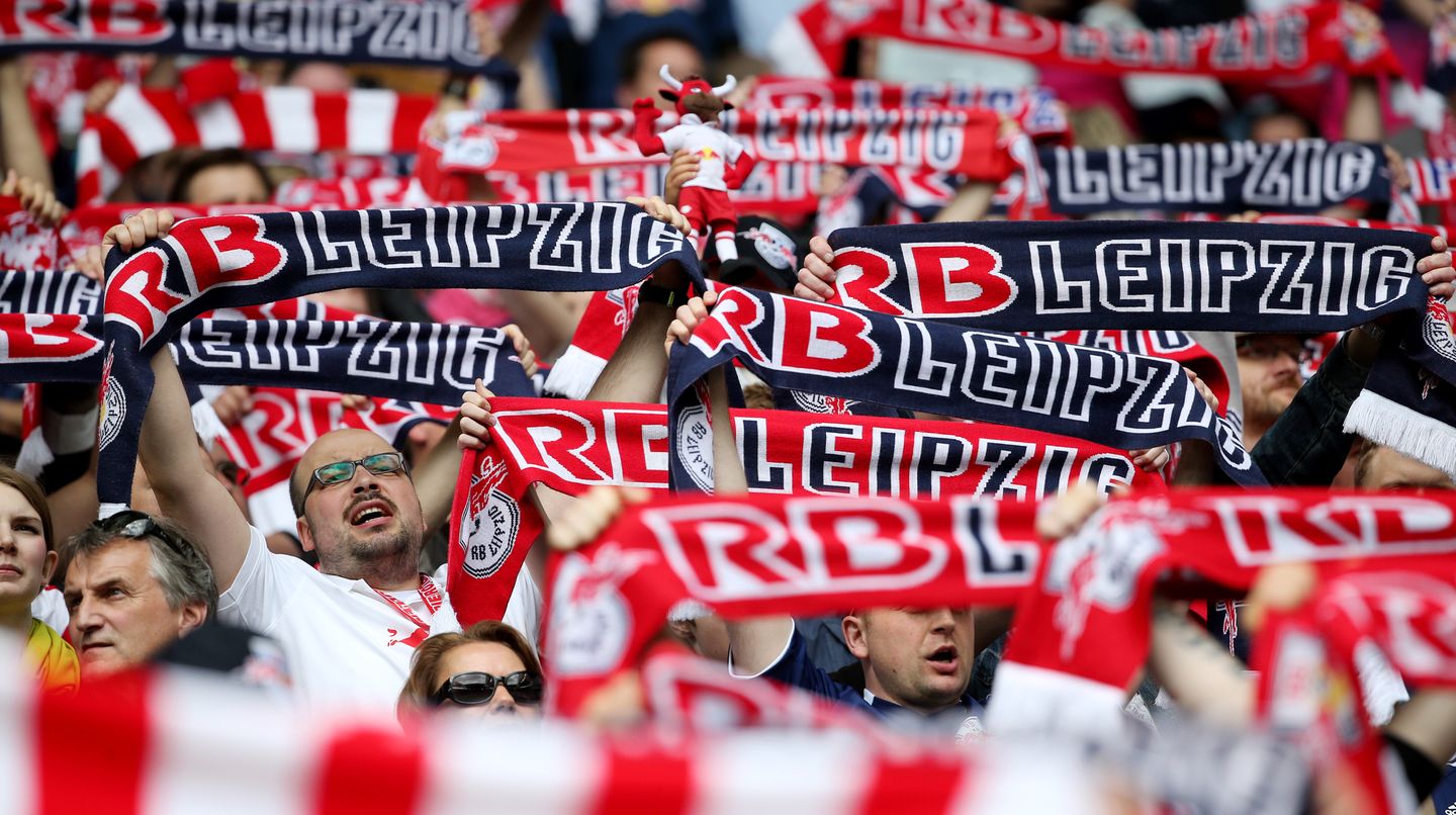 Fans von RB Leipzig halten ihre Schals hoch
