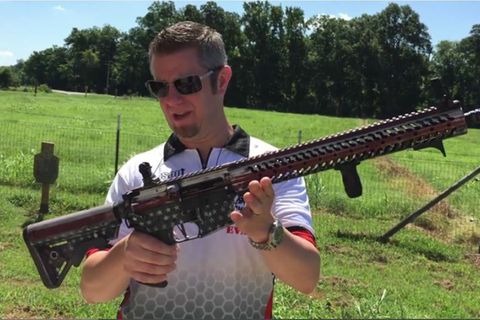 Der Mitarbeiter der Firma "556 Tactical LLC" stellt das Gewehr vor, das für wohltätige Zwecke verlost werden soll