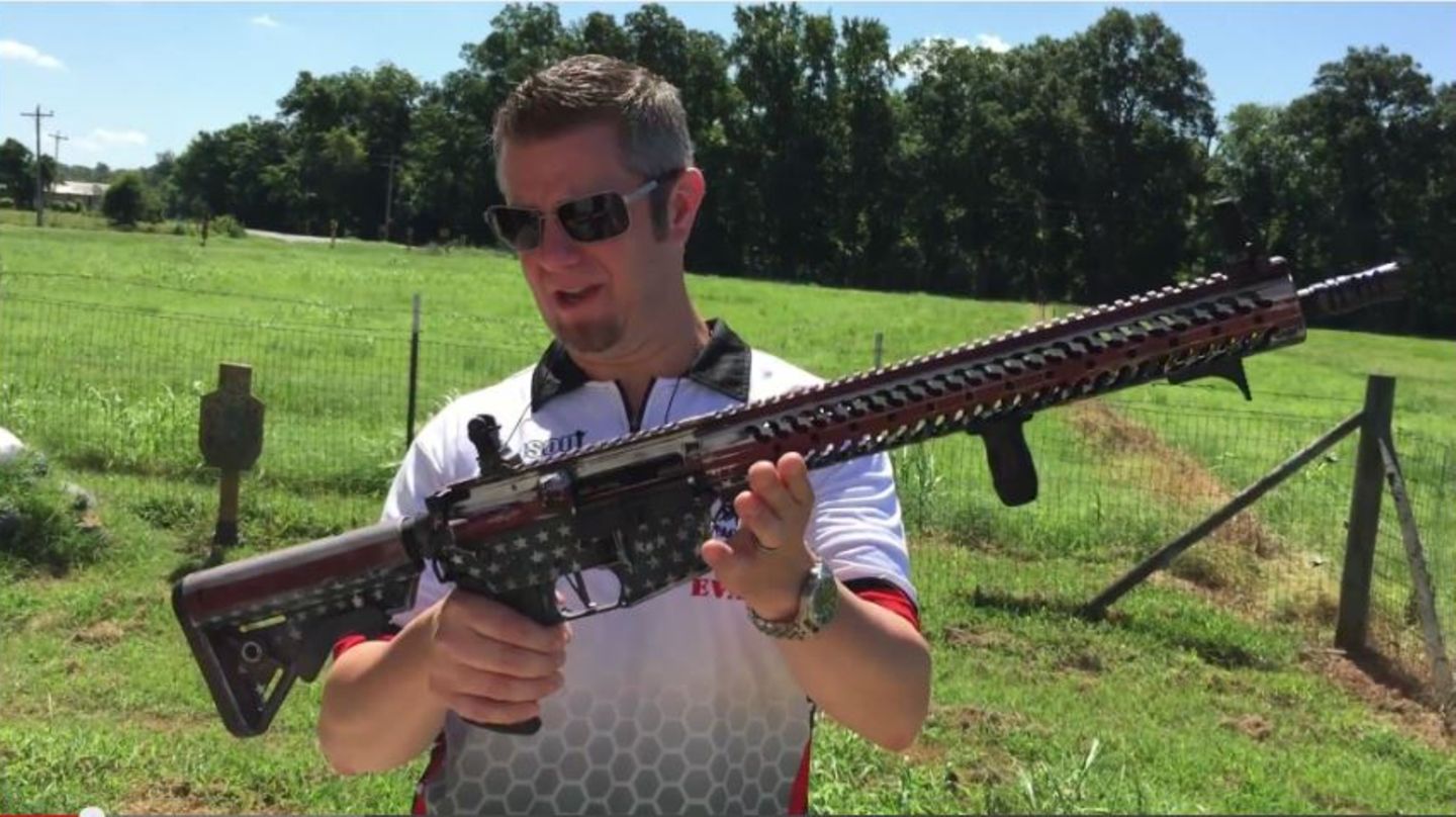 Der Mitarbeiter der Firma "556 Tactical LLC" stellt das Gewehr vor, das für wohltätige Zwecke verlost werden soll