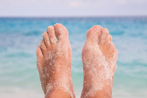 Füße am Strand: Entspannt im Urlaub