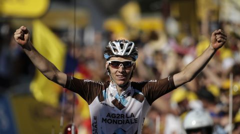 Romain Bardet, französischer Radprofi, jubelt beim Überqueren der Ziellinie der 19. Tour-de-France-Etappe