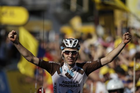 Romain Bardet, französischer Radprofi, jubelt beim Überqueren der Ziellinie der 19. Tour-de-France-Etappe