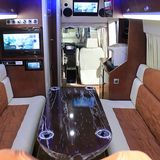 Ein Tisch lässt sich natürlich auch installieren.