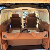 Bis zu sechs Personen passen in so einen Transporter.