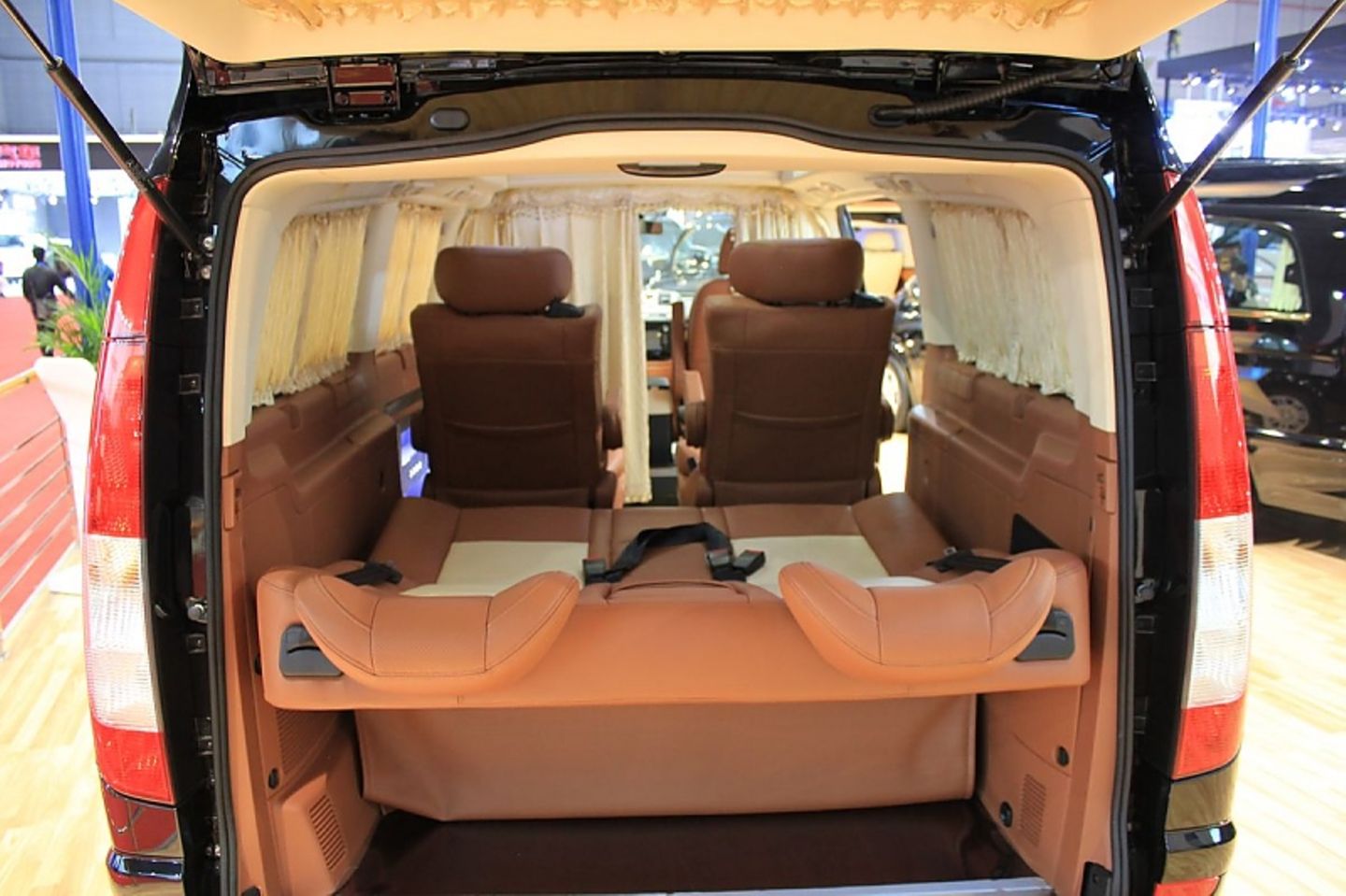 Bis zu sechs Personen passen in so einen Transporter.