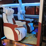 Die Sitze sind aus Leder und verfügen über eine Massagefunktion.