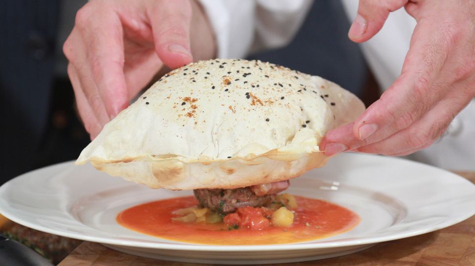 Zartes Kebab-Fleisch unter Yufkahaube