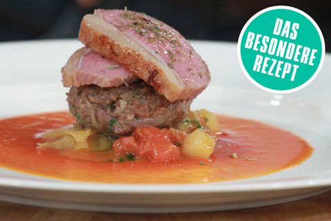 Lamm-Kebab mit Artischockengemüse auf Teller