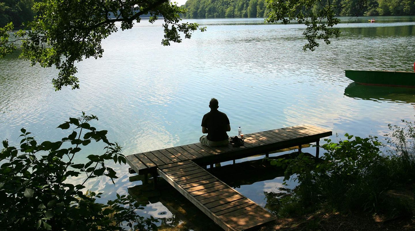 Haussee - Ein Bild von einem See  Mit Getöse vom Steg springen? Geht natürlich. Noch schöner: hineingleiten in den Haussee, eins werden mit der Natur. Der Schriftsteller Hans Fallada nannte die Feldberger Seenlandschaft „einen der schönsten, stillsten Erdenflecken“.  www.feldberger-seenlandschaft.de  Auf der Lokalpatrioten-Karte anschauen
