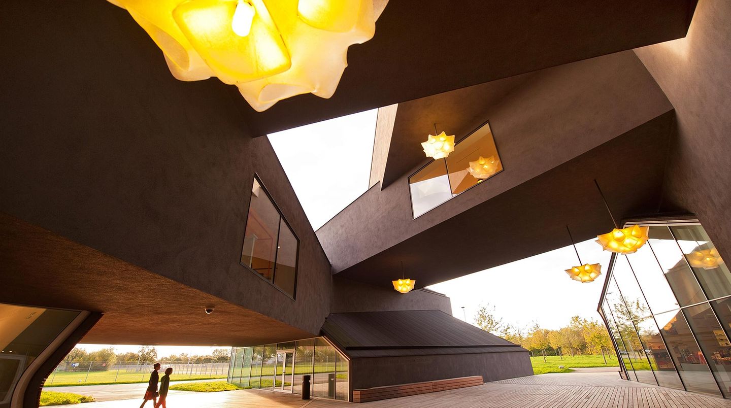 Weil am Rhein - Häuser wie Freunde  Wer ganz tief in den Süden des Landes reist, erlebt viele tolle Häuser auf wenig Raum: Der Möbelhersteller Vitra hat auf seinem Firmengelände Gebäude von Architekten-Stars versammelt. Mit dabei: Zaha Hadid, Herzog & de Meuron (Bild) und Frank Gehry. Die Bauten, Ausdrücke sehr großer Egos, fügen sich zusammen, als seien sie gute Freunde.  www.vitra.com/campus  Auf der Lokalpatrioten-Karte anschauen