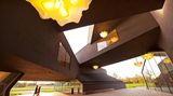 Weil am Rhein - Häuser wie Freunde  Wer ganz tief in den Süden des Landes reist, erlebt viele tolle Häuser auf wenig Raum: Der Möbelhersteller Vitra hat auf seinem Firmengelände Gebäude von Architekten-Stars versammelt. Mit dabei: Zaha Hadid, Herzog & de Meuron (Bild) und Frank Gehry. Die Bauten, Ausdrücke sehr großer Egos, fügen sich zusammen, als seien sie gute Freunde.  www.vitra.com/campus  Auf der Lokalpatrioten-Karte anschauen