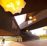 Weil am Rhein - Häuser wie Freunde  Wer ganz tief in den Süden des Landes reist, erlebt viele tolle Häuser auf wenig Raum: Der Möbelhersteller Vitra hat auf seinem Firmengelände Gebäude von Architekten-Stars versammelt. Mit dabei: Zaha Hadid, Herzog & de Meuron (Bild) und Frank Gehry. Die Bauten, Ausdrücke sehr großer Egos, fügen sich zusammen, als seien sie gute Freunde.  www.vitra.com/campus  Auf der Lokalpatrioten-Karte anschauen