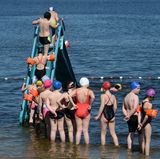 Potsdam - Auf dem Sprung  Wenn es heiß wird, zieht es die Menschen in Potsdam ans Wasser, zum Beispiel an den Tiefen See (Bild). Dort kann man baden und vom Steg ins Wasser springen. Ruhiger geht es nebenan zu, am Heiligen See. Am Westufer verbrachte Friedrich Wilhelm II. Ende des 18. Jahrhunderts seine Sommermonate im Marmorpalais. Auf der Ostseite wohnen die Royals von heute: Günther Jauch, Wolfgang Joop, Friede Springer. In jeder Hinsicht unerreichbar, aber gucken darf man ja mal.  Auf der Karte der Lokalpatrioten anschauen