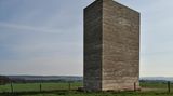 Mechernich - Wiesen-Wunder  Ein Feld in der Nordeifel, nah bei der A1, ist Schauplatz eines kleinen Wunders: Ein frommer Landwirt überredete den eigensinnigen Schweizer Architekten Peter Zumthor, eine Kapelle zu erbauen.