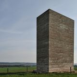 Mechernich - Wiesen-Wunder  Ein Feld in der Nordeifel, nah bei der A1, ist Schauplatz eines kleinen Wunders: Ein frommer Landwirt überredete den eigensinnigen Schweizer Architekten Peter Zumthor, eine Kapelle zu erbauen.