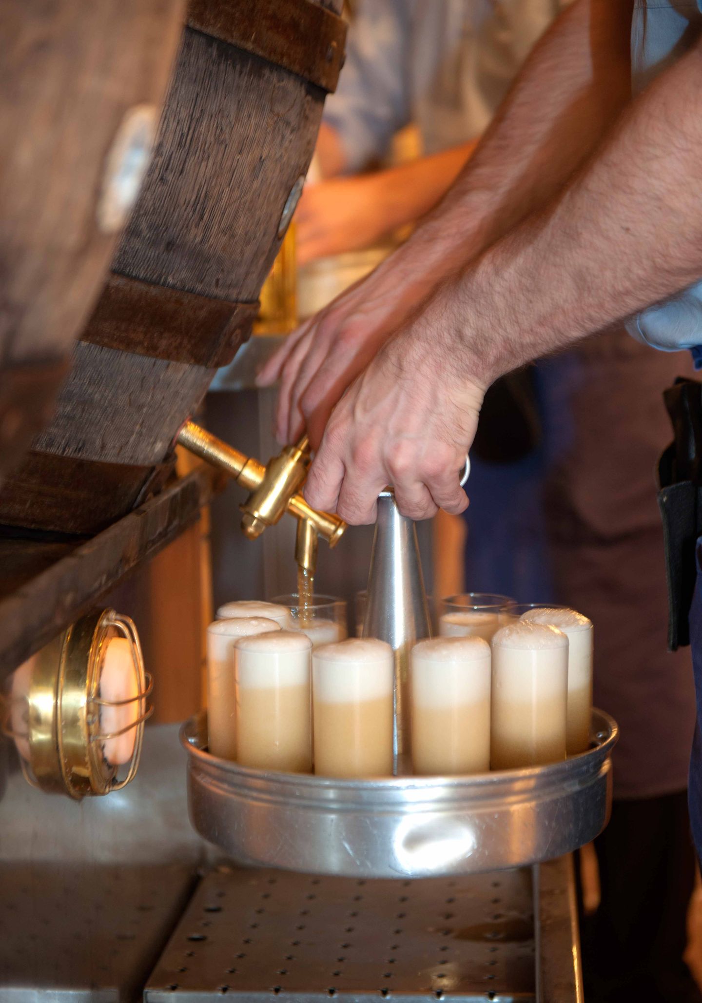 Köln - So heiter  Glas an Glas, Tisch an Tisch, klassen- und schrankenlos ausschweifend, so ist es am Rhein. Niemand sterbe, ohne einmal im Brauhaus „Päffgen“ gezecht zu haben, im Epizentrum der Heiterkeit. Man bestellt kein Bier, man wird versorgt mit, zack, Kölsch Nr. 1. Geht das zur Neige, steht, zack, Kölsch Nr. 2 da und so weiter. Selbst Kieler werden hier rasch Kölner.  www.paeffgen-koelsch.de  Auf der Lokalpatrioten-Seite anschauen