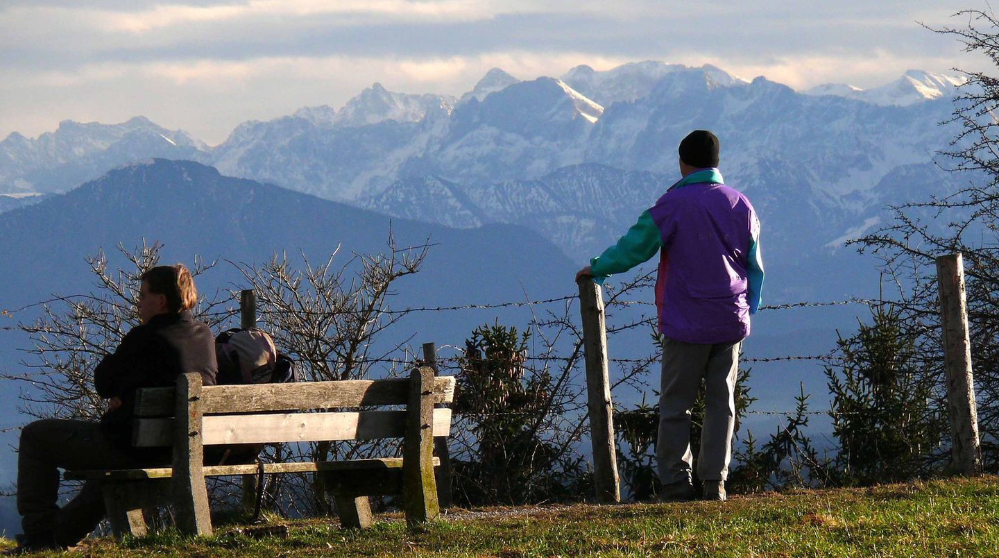 Ilkahöhe - Wandern mit Weitsicht  „Es muss ein Sonntag g’wesen sein, ein Tag voll hellem Sonnenschein! Es war ein Glückstag, ganz gewiss, wie unser Bayernland entstanden ist.“ Das sang der Kraudn Sepp vor fast 100 Jahren, und mal ehrlich: Wer auf die Ilkahöhe wandert, eine Erhebung südwestlich von Tutzing, und den Blick erst aufs Kirchlein und dann hinunter schweifen lässt über den Starnberger See, das hügelige Voralpenland, der kann nicht anders als glücklich und demütig schweigen vor so viel Schönheit. Ab Ende Juni gibt’s dazu ein kaltes Helles, einen Obatzdn, Brezen, Schweinsbraten. Dann eröffnet das Forsthaus Ilkahöhe wieder, und das bayerische Sinneserlebnis ist perfekt.  www.restaurant-ilkahoehe.de  Auf der Lokalpatrioten-Karte anschauen