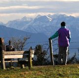 Ilkahöhe - Wandern mit Weitsicht  „Es muss ein Sonntag g’wesen sein, ein Tag voll hellem Sonnenschein! Es war ein Glückstag, ganz gewiss, wie unser Bayernland entstanden ist.“ Das sang der Kraudn Sepp vor fast 100 Jahren, und mal ehrlich: Wer auf die Ilkahöhe wandert, eine Erhebung südwestlich von Tutzing, und den Blick erst aufs Kirchlein und dann hinunter schweifen lässt über den Starnberger See, das hügelige Voralpenland, der kann nicht anders als glücklich und demütig schweigen vor so viel Schönheit. Ab Ende Juni gibt’s dazu ein kaltes Helles, einen Obatzdn, Brezen, Schweinsbraten. Dann eröffnet das Forsthaus Ilkahöhe wieder, und das bayerische Sinneserlebnis ist perfekt.  www.restaurant-ilkahoehe.de  Auf der Lokalpatrioten-Karte anschauen
