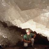 Merkers - Abenteuer unter Tage  Im Erlebnisbergwerk Merkers sitzen die Besucher, verpackt in Bergmannskittel und Helm, auf Pritschenwagen, die in 500 bis 800 Meter Tiefe mit Tempo 30 bis 35 durch ein Labyrinth brettern. In den Engen der Stollen, die einst dem Salzabbau dienten, fühlt es sich verdammt schnell an. Und einem Nazi-Schatz kann man auch hinterherspüren: Im „Goldraum“ lagerten bis Kriegsende die Goldreserven der Reichsbank.  www.erlebnisbergwerk.de  Auf der Lokalpatrioten-Karte anschauen