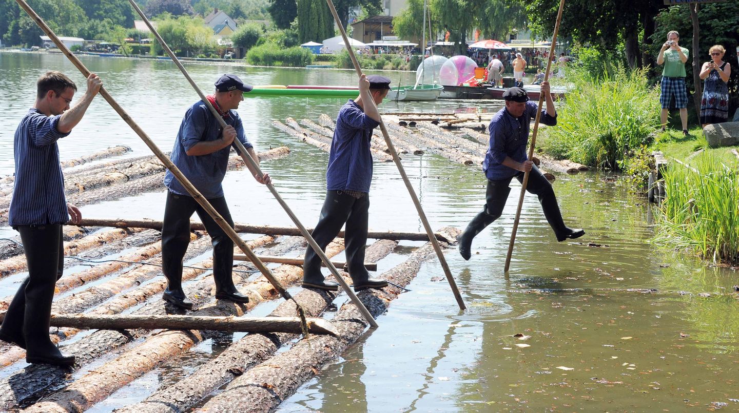 Traumziele in Deutschland: Lychen - Freiheit, ganz groß Die Uckermark, die Toskana des Nordens: noch leerer. Noch verwunschener. Bisschen älter, bisschen kälter. Dafür lockt die Freiheit. Eingebettet zwischen sieben Seen und Wäldern liegt Lychen. Seit 1720 wurden hier Holzstämme zu Flößen verbunden und auf dem Wasserweg in die Sägewerke nach Hamburg und Berlin transportiert. Früher war die Flößerei Schwerstarbeit, heute ist sie – Urlaubsbeschäftigung. www.tourismus-lychen.de Auf der Lokalpatrioten-Karte anschauen Lychen - Freiheit, ganz groß Die Uckermark, die Toskana des Nordens: noch leerer. Noch verwunschener. Bisschen älter, bisschen kälter. Dafür lockt die Freiheit. Eingebettet zwischen sieben Seen und Wäldern liegt Lychen. Seit 1720 wurden hier Holzstämme zu Flößen verbunden und auf dem Wasserweg in die Sägewerke nach Hamburg und Berlin transportiert. Früher war die Flößerei Schwerstarbeit, heute ist sie – Urlaubsbeschäftigung. www.tourismus-lychen.de Auf der Lokalpatrioten-Karte anschauen