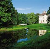 Schloss Wörlitz - Klassisch schön  Kultur für die Generation Schöner Wohnen: Im Premierenbau des deutschen Klassizismus steht noch das Mobiliar von damals. Trotzdem auch nach draußen schauen! Hier ist das Gartenreich Dessau-Wörlitz, ein Ensemble aus Landschaftsparks, Schlössern und Kirchen, am schönsten. Die Unesco weiß schon, was sie zum Welterbe erklärt.  www.gartenreich.com  Auf der Lokalpatrioten-Seite anschauen