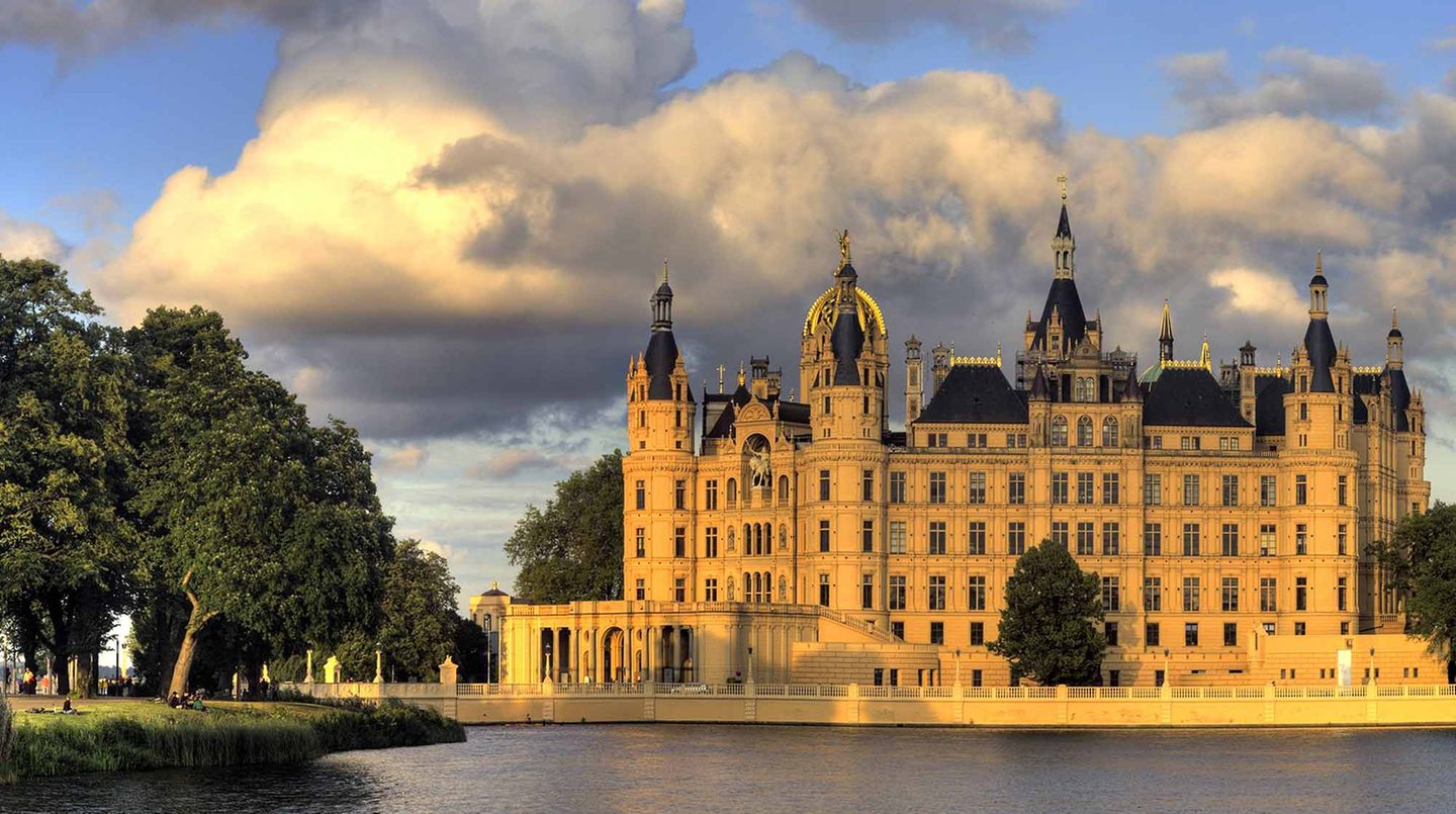 Schweriner See - Wie im Wimmelbuch  Wenn’s um Urlaub in Meck-Pomm geht, heißt es: Du musst auf die Seenplatte, die Müritz, du weißt schon, zweitgrößter See Deutschlands! Das ist ungerecht. Nehmen Sie doch mal den viertgrößten, den Schweriner See. Boot fahren, Körper und Seele entspannen, und rundherum sind noch mehr Seen und Schlösser und Fischotter und Eisvögel und … Ferien, wie von Ali Mitgutsch gezeichnet.  www.schwerinersee.de  Auf der Lokalpatrioten-Karte anschauen