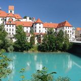 Füssen - Kreuzweg des Märchenkönigs  Nicht einfach zu finden, der Aufstieg: Gegenüber der Füssener Altstadt geht’s gleich neben der Landstraße Richtung Österreich ab ins Gebüsch. Ein steiler Kreuzweg führt den 933 Meter hohen Kalvarienberg hinauf. Vom Gipfel hat man ein einmaliges Rundumpanorama über Alpen und Alpenvorland, die gemusterten Dächer der Füssener Altstadt und Neuschwanstein. Sicher der schönste Ort, um das Märchenschloss samt Kulisse zu bestaunen. König Ludwig II. Wusste das – er ging oft bei der Karfreitagsprozession mit.  www.fuessen.de  Auf der Lokalpatrioten-Karte anschauen