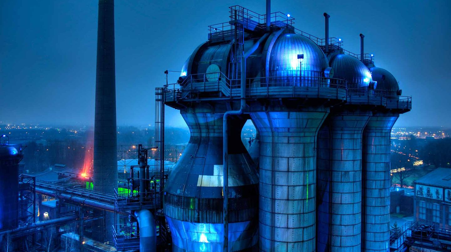 Duisburg - Arbeit? Freizeit!  Geschwitzt wurde im Landschaftspark Duisburg-Nord früher schon. Heute tun es die Besucher freiwillig. Es fühlt sich so herrlich verboten und nach Jugendstreich an, im stillgelegten Hüttenwerk an Industriebauten hochzuklettern, einen 70 Meter hohen Aussichtspunkt zu erklimmen oder im Gasometer in 21 Millionen Litern Regenwasser abzutauchen. In den ehemaligen Werkshallen und Hochöfen gibt’s auch Kino und Konzerte. Für die Braven.  www.landschaftspark.de  Auf der Lokalpatrioten-Karte anschauen