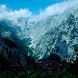 Höllental - Erst klettern, dann gondeln  Was folgt, ist lange Kletterei im Kalkfelsen. Der Gipfel kommt früh in Sicht. Nicht täuschen lassen, der Steig zieht sich. Am späten Mittag ist das Gipfelkreuz erreicht. Auch Besucher in Sandalen genießen hier das Alpenpanorama. Sie sind mit der Eibsee-Seilbahn heraufgefahren. Bei der Talfahrt (37,50 Euro) sind wir dabei.  www.zugspitze.de  Auf der Lokalpatrioten-Karte anschauen