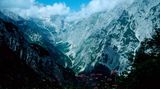 Höllental - Erst klettern, dann gondeln  Was folgt, ist lange Kletterei im Kalkfelsen. Der Gipfel kommt früh in Sicht. Nicht täuschen lassen, der Steig zieht sich. Am späten Mittag ist das Gipfelkreuz erreicht. Auch Besucher in Sandalen genießen hier das Alpenpanorama. Sie sind mit der Eibsee-Seilbahn heraufgefahren. Bei der Talfahrt (37,50 Euro) sind wir dabei.  www.zugspitze.de  Auf der Lokalpatrioten-Karte anschauen