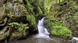 Höllental - Erst klettern, dann gondeln  Gute Kondition? Schwindelfrei? Klettersteigset, Helm und genug zu trinken eingepackt? Dann geht es frühmorgens los: 2200 Höhenmeter zum höchsten Berg Deutschlands (2962 Meter). Von Hammersbach führt ein wildromantischer Wanderweg durch die enge, nasse Höllentalschlucht.