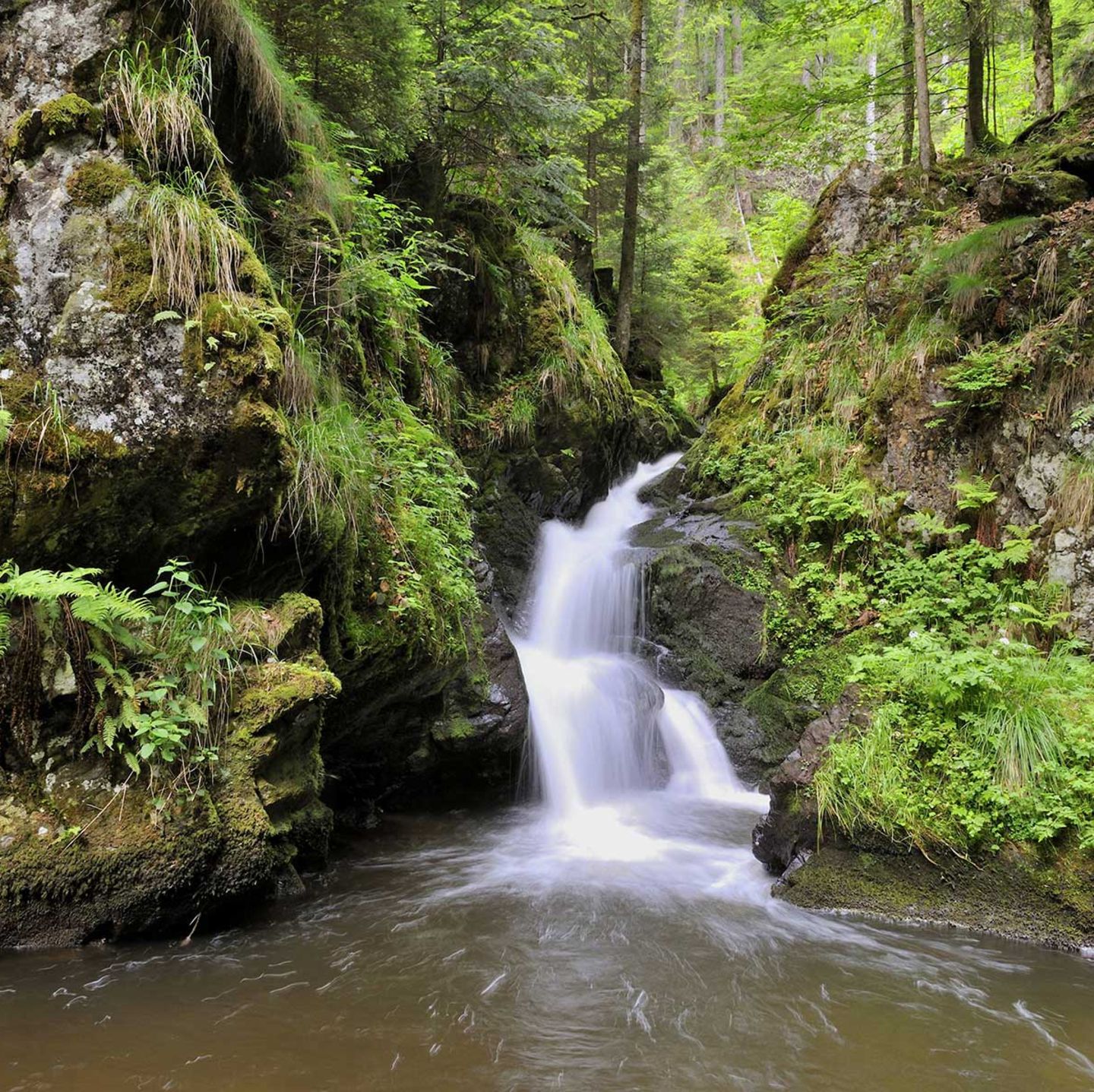 Höllental - Erst klettern, dann gondeln  Gute Kondition? Schwindelfrei? Klettersteigset, Helm und genug zu trinken eingepackt? Dann geht es frühmorgens los: 2200 Höhenmeter zum höchsten Berg Deutschlands (2962 Meter). Von Hammersbach führt ein wildromantischer Wanderweg durch die enge, nasse Höllentalschlucht.