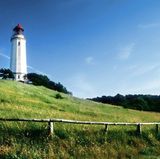 Hiddensee - Beste Aussichten  Am Dornbusch, der höchsten Erhebung der kleinen Ostseeinsel Hiddensee, nah am Leuchtturm, versteckt sich zwischen Tannen und Buchen das Ausflugslokal „Zum Klausner“. Es erscheint in Lutz Seilers Roman „Kruso“. Man kann dort übernachten. Oder das Häuschen „Klaus“ an der Steilküste mieten.  www.klausnerhiddensee.de  Auf der Lokalpatriotenkarte anschauen