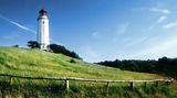 Hiddensee - Beste Aussichten  Am Dornbusch, der höchsten Erhebung der kleinen Ostseeinsel Hiddensee, nah am Leuchtturm, versteckt sich zwischen Tannen und Buchen das Ausflugslokal „Zum Klausner“. Es erscheint in Lutz Seilers Roman „Kruso“. Man kann dort übernachten. Oder das Häuschen „Klaus“ an der Steilküste mieten.  www.klausnerhiddensee.de  Auf der Lokalpatriotenkarte anschauen
